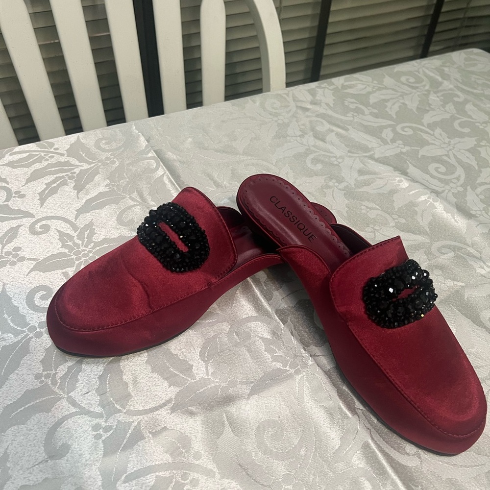 New Classique Burgundydy shoes size 8 1/2.
